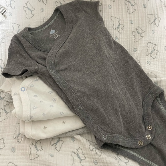 Set of 9 Cloud Island 6-9M baby onesies, short sleeves, various styles - Picture 5 of 6